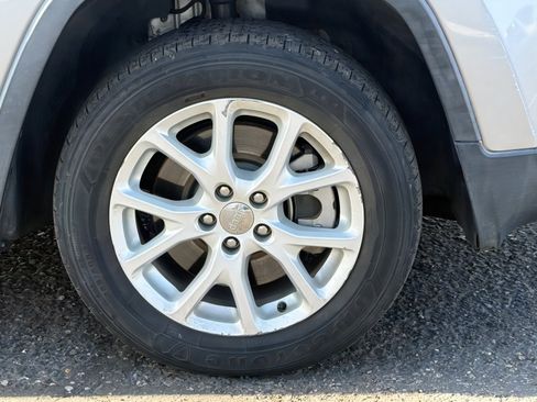 Used 2017 Jeep Cherokee Latitude image 9