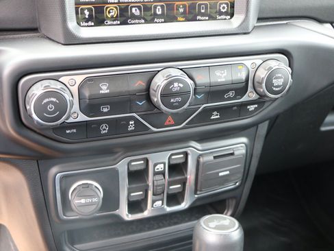 Used 2022 Jeep Wrangler Unlimited Sahara AWD/4WD image 19