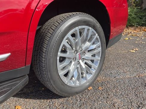 Used 2024 GMC Yukon Denali w/ Advanced Technology Package image 10