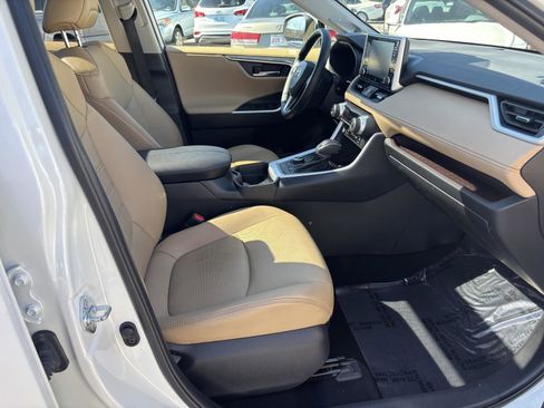 Used 2021 Toyota RAV4 Limited image 17