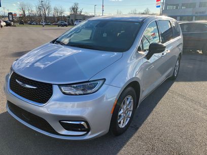 Used 2024 Chrysler Pacifica Touring-L