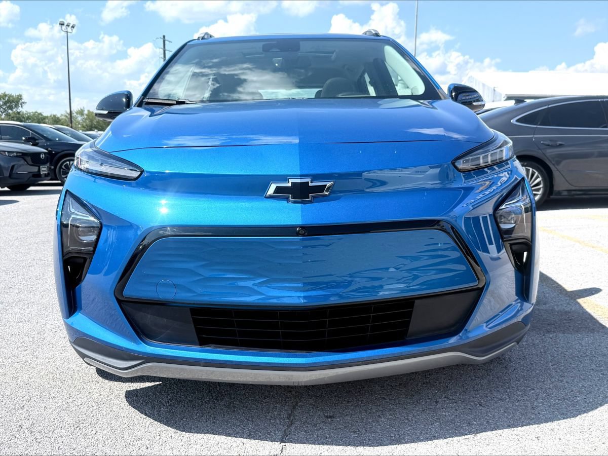Used 2022 Chevrolet Bolt EUV Premier w/ Sun & Sound Package FWD image 2