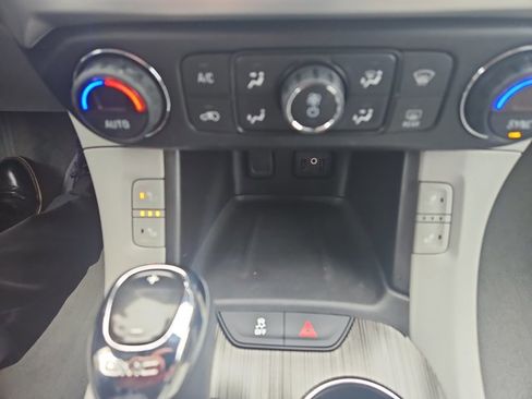 Used 2017 GMC Acadia SLT image 13