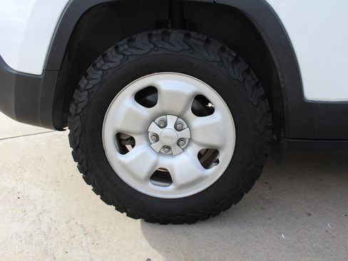 Used 2017 Jeep Cherokee Sport w/ Cold Weather Group image 39