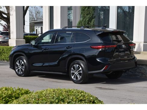 Used 2021 Toyota Highlander XLE AWD/4WD image 6
