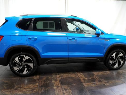 Used 2023 Volkswagen Taos SE w/ Panoramic Sunroof Package AWD/4WD image 3