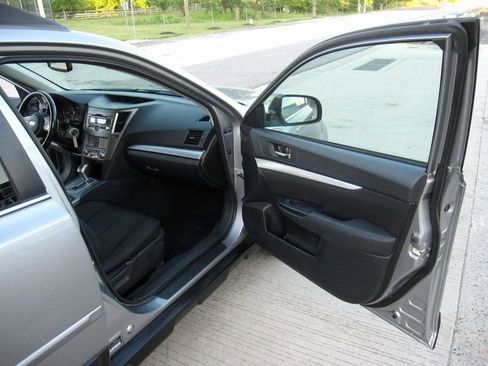 Used 2011 Subaru Outback 2.5i Premium AWD/4WD image 21