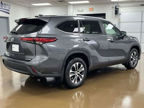 Used 2023 Toyota Highlander XLE AWD/4WD image 5