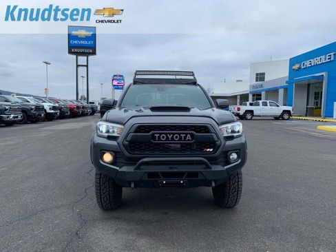 Used 2020 Toyota Tacoma TRD Sport image 2