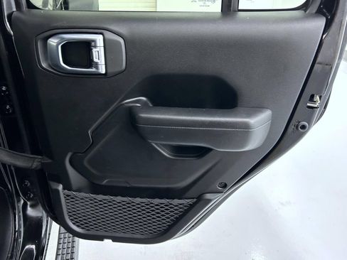 Used 2022 Jeep Wrangler Unlimited Rubicon w/ Cold Weather Group AWD/4WD image 17