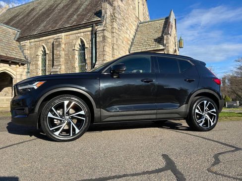 Used 2021 Volvo XC40 T5 R-Design w/ Advanced Package AWD/4WD image 2