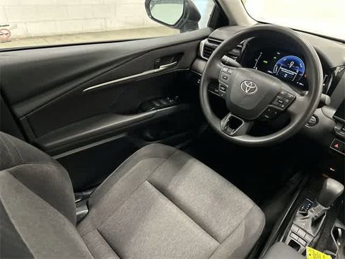 Used 2025 Toyota Camry LE image 12