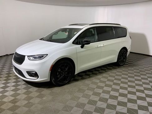 Used 2023 Chrysler Pacifica Limited w/ Uconnect Theater Family Group AWD/4WD image 12