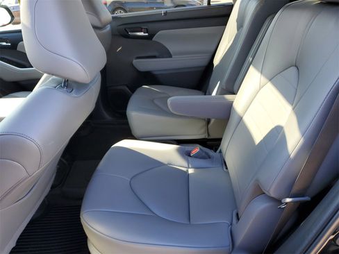 Certified 2023 Toyota Highlander XLE image 14
