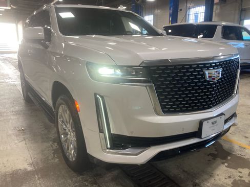 Used 2023 Cadillac Escalade Premium Luxury image 3