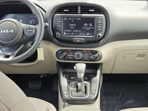 Used 2025 Kia Soul LX w/ LX Technology Package FWD image 15