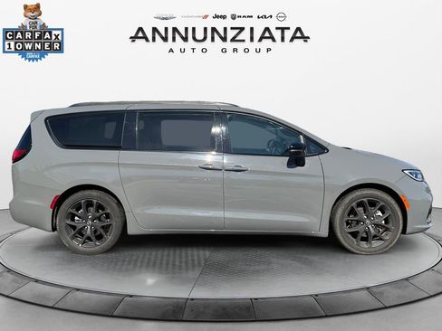 Used 2025 Chrysler Pacifica Limited FWD image 6