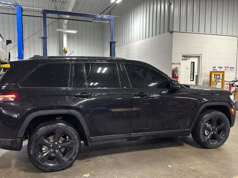 Used 2025 Jeep Grand Cherokee Altitude AWD/4WD image 7