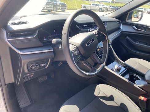 Used 2025 Jeep Grand Cherokee Laredo X w/ Luxury Tech Group I RWD image 26