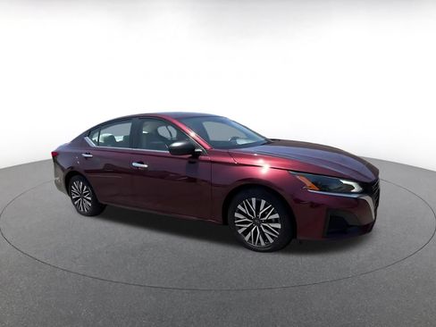 Used 2025 Nissan Altima 2.5 SV FWD image 2