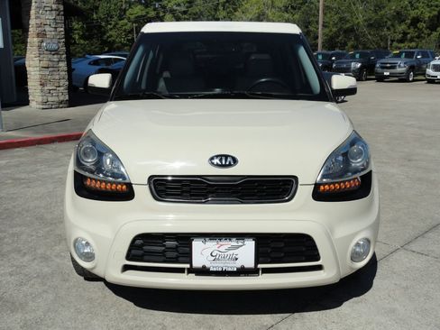 Used 2013 Kia Soul ! w/ Premium Pkg image 2