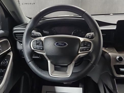 Used 2024 Ford Explorer XLT image 2