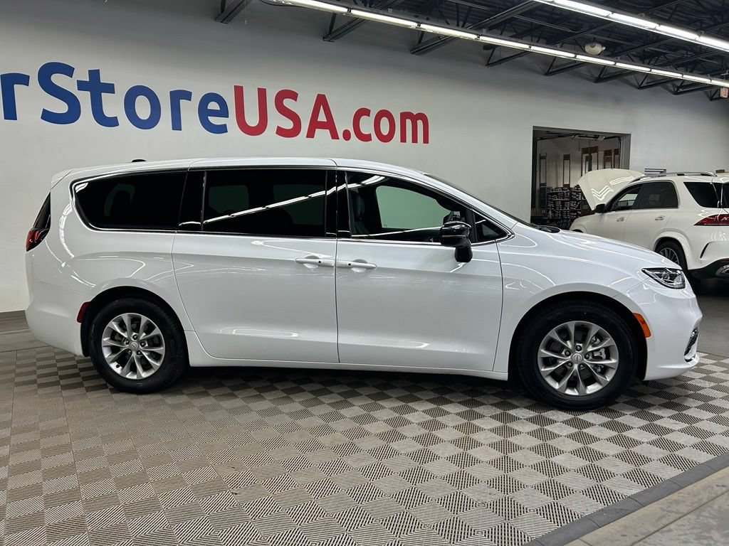 Used 2026 Chrysler Pacifica Limited FWD image 13