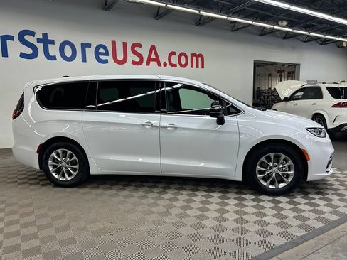 Used 2026 Chrysler Pacifica Limited FWD image 13