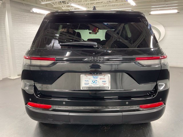 Used 2025 Jeep Grand Cherokee Altitude AWD/4WD image 4