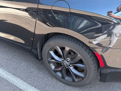 Used 2020 Chrysler Pacifica Touring-L FWD image 6