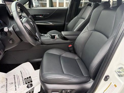 Used 2023 Toyota Venza XLE image 16