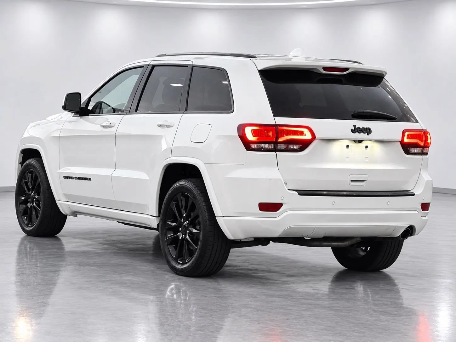 Used 2018 Jeep Grand Cherokee Altitude RWD image 4