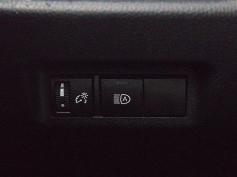 Used 2021 Toyota RAV4 LE AWD/4WD image 16
