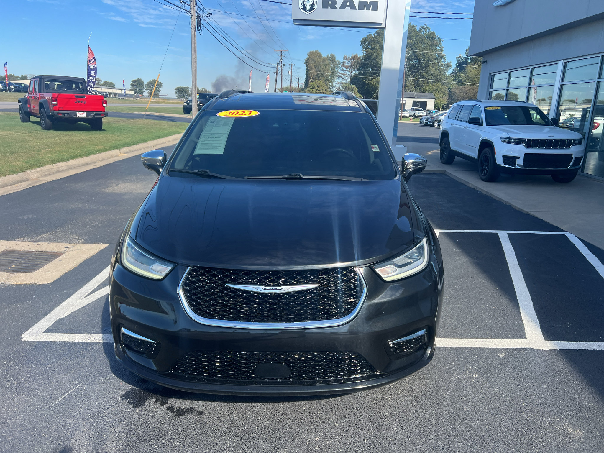 Used 2023 Chrysler Pacifica Limited FWD image 5