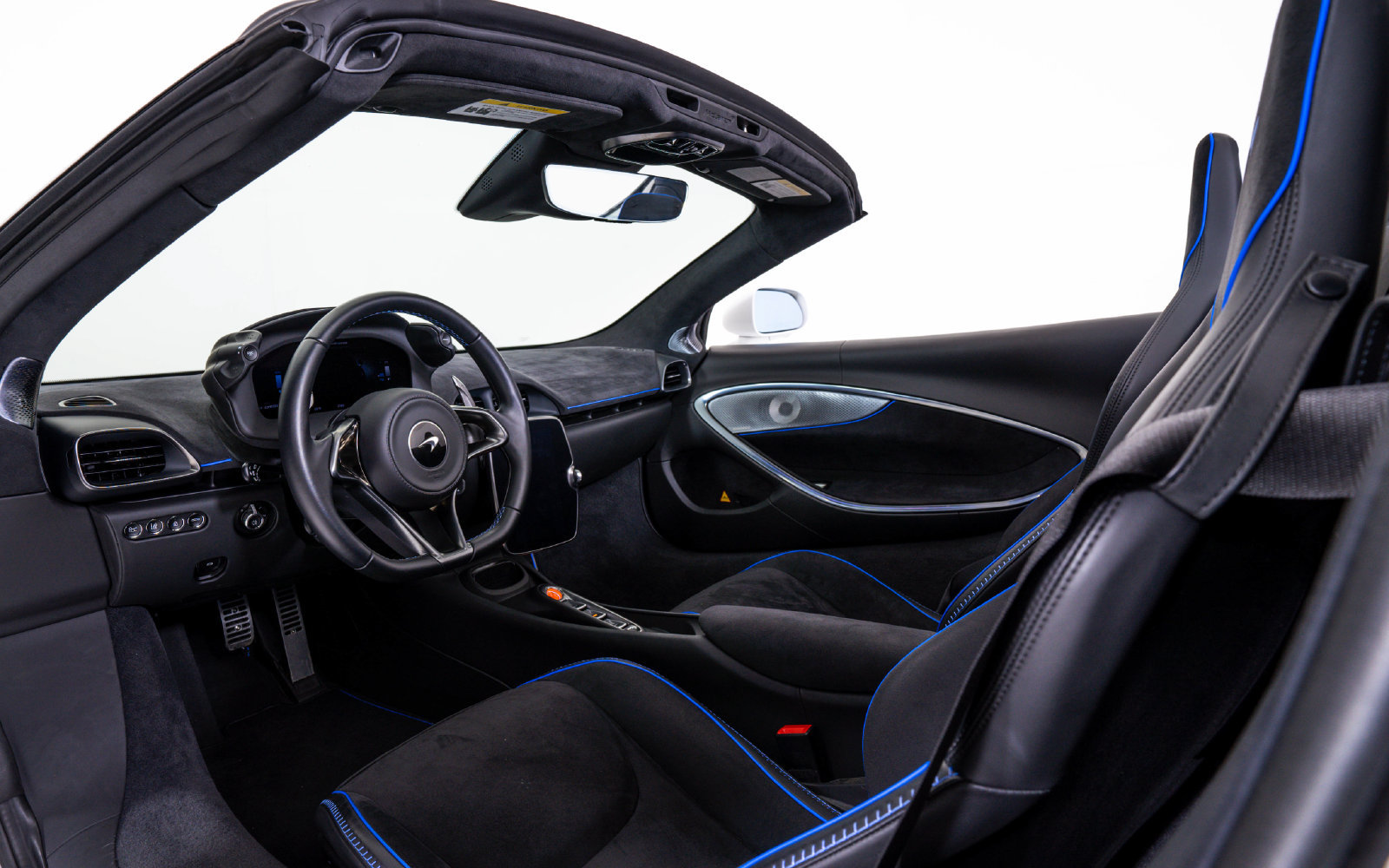 Used 2025 McLaren Artura Spider RWD image 21