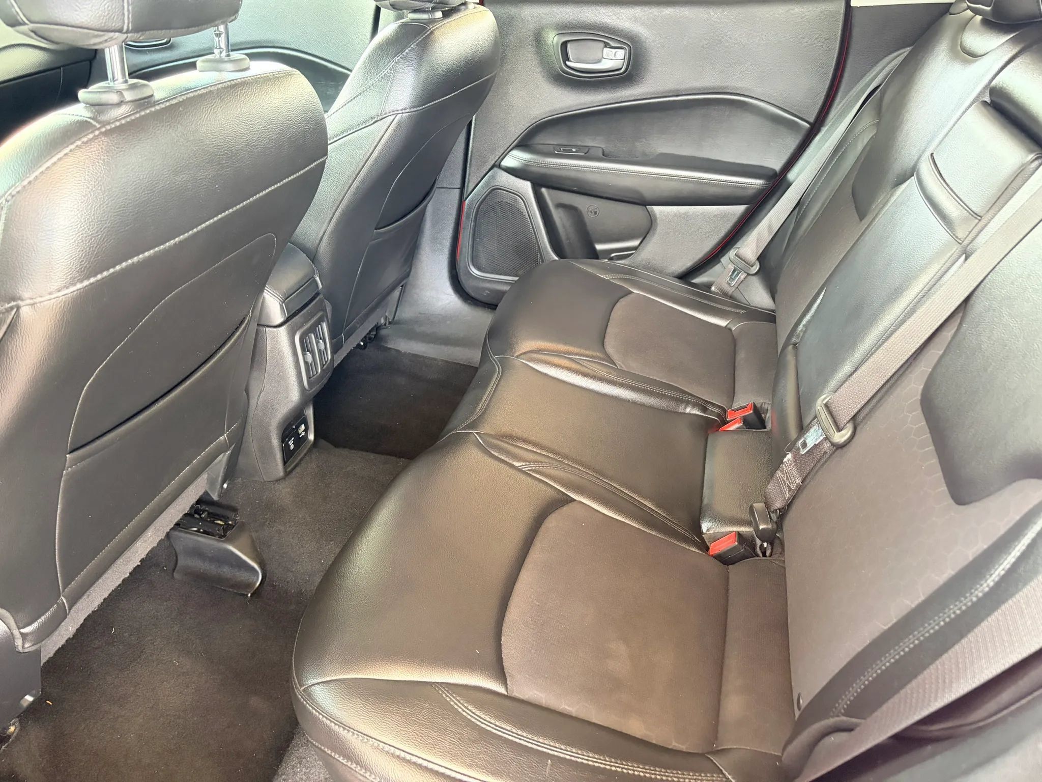 Used 2018 Jeep Compass Latitude w/ Popular Equipment Group FWD image 12