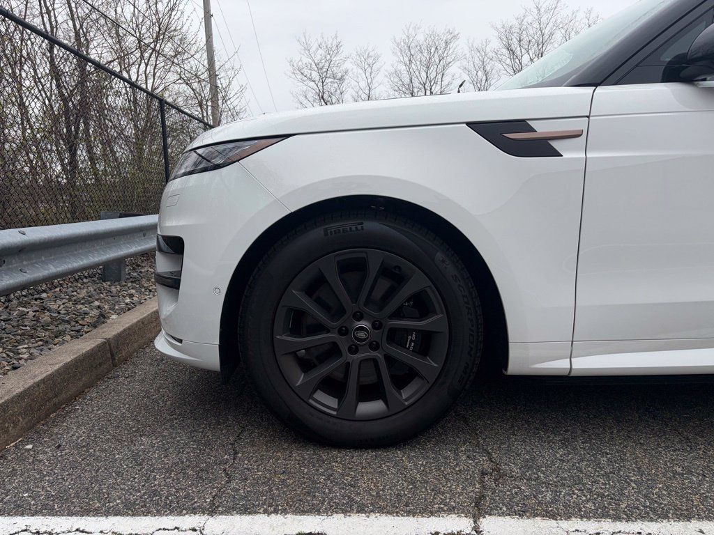 New 2025 Land Rover Range Rover Sport Dynamic SE AWD/4WD image 9