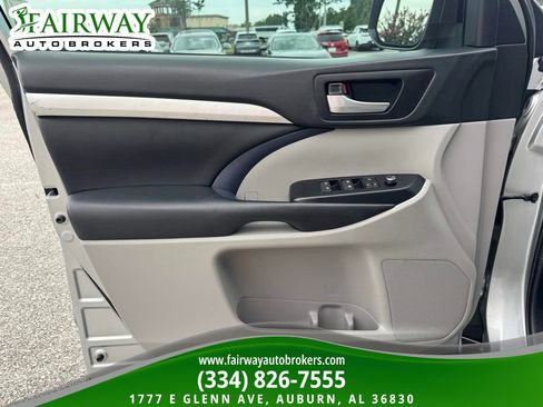 Used 2019 Toyota Highlander XLE FWD image 30
