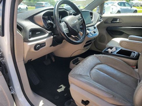 Used 2021 Chrysler Pacifica Touring-L FWD image 9