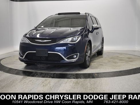 Used 2017 Chrysler Pacifica Limited image 1