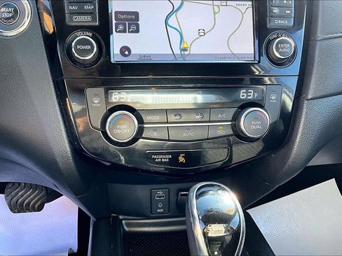 Used 2017 Nissan Rogue SV w/ SV Premium Package AWD/4WD image 28
