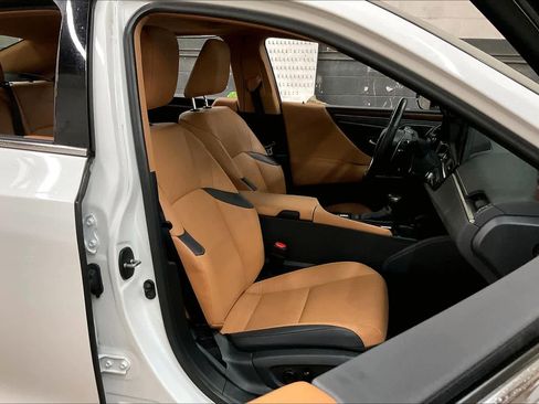 Used 2023 Lexus ES 300h w/ Premium Package image 10