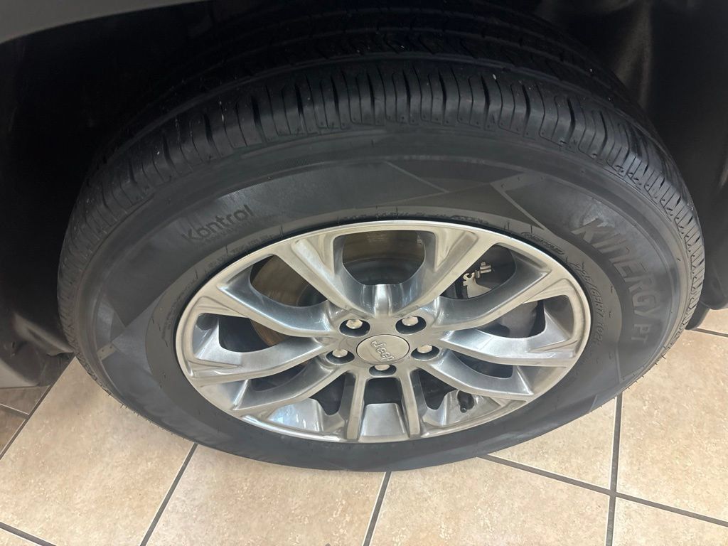 Used 2019 Jeep Cherokee Latitude Plus w/ Cold Weather Group AWD/4WD image 37