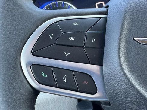 Used 2024 Chrysler Pacifica Touring-L FWD image 18