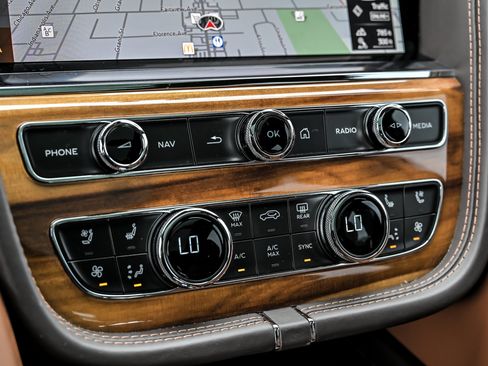 Used 2022 Bentley Bentayga AWD/4WD image 40