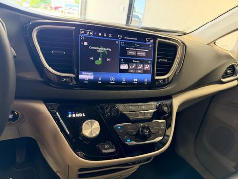 Used 2023 Chrysler Pacifica Touring-L FWD image 13