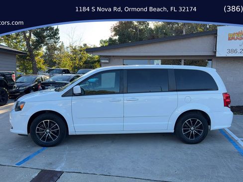 Used 2017 Dodge Grand Caravan SE image 3