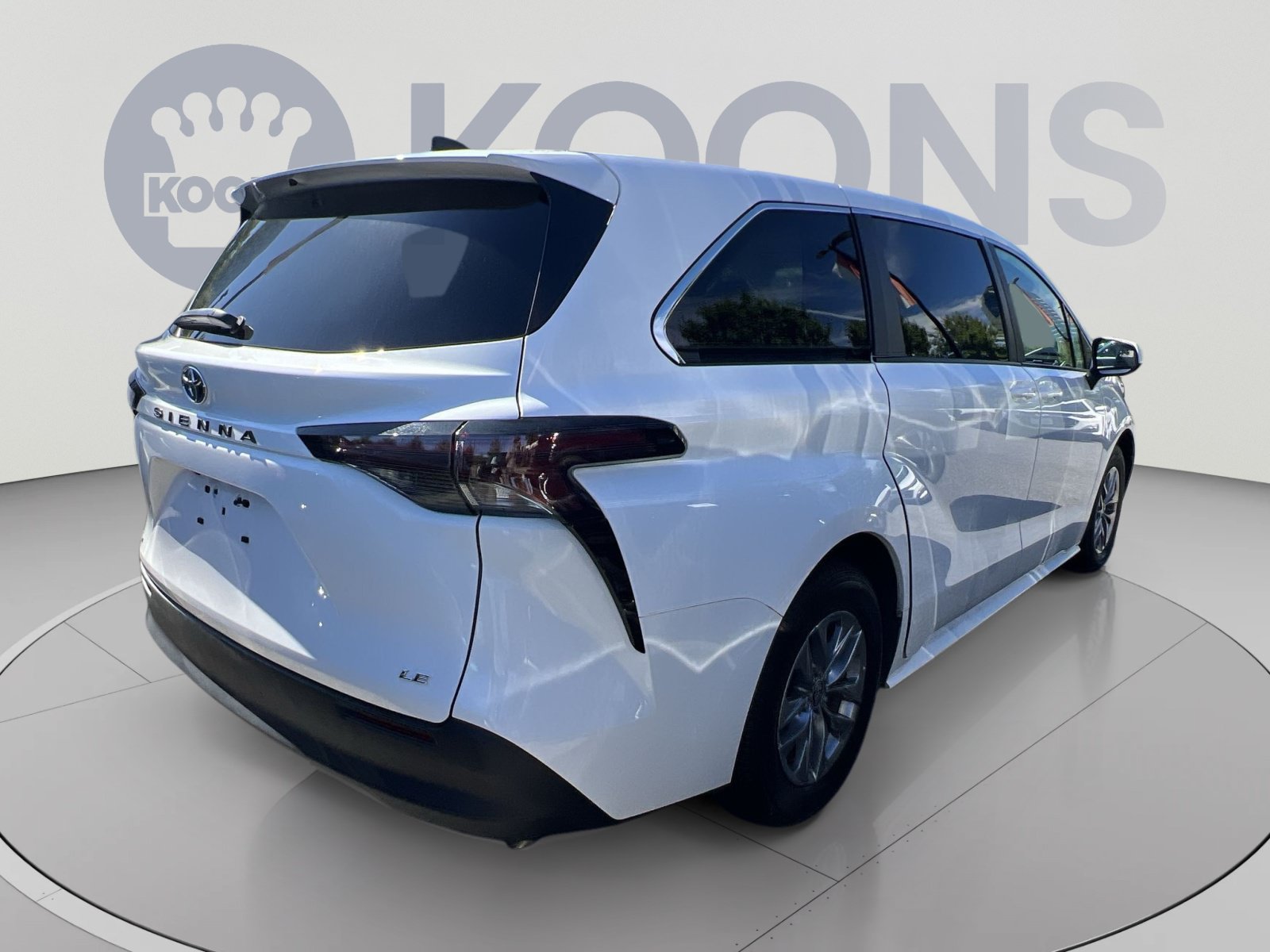 Used 2025 Toyota Sienna LE FWD image 4