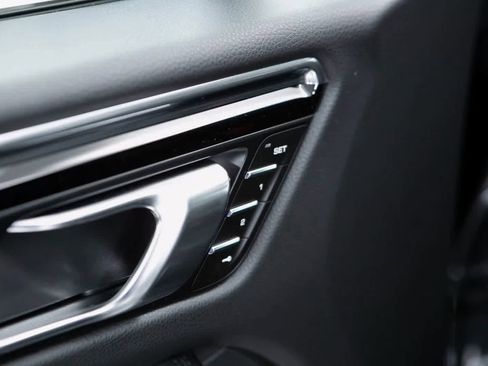 Certified 2026 Porsche Macan image 18