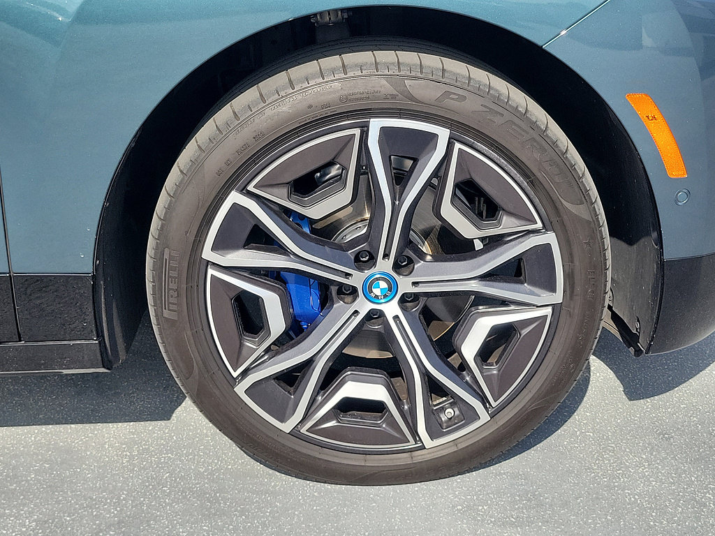 Used 2024 BMW iX xDrive50 w/ Sport Package AWD/4WD image 5